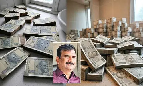 వామ్మో..! బాత్ రూంలో కుప్పలుగా నోట్ల కట్టలు.. ADE అంబేద్కర్‌ బినామీ ఇంట్లో కొసాగుతోన్న ACB రెయిడ్స్