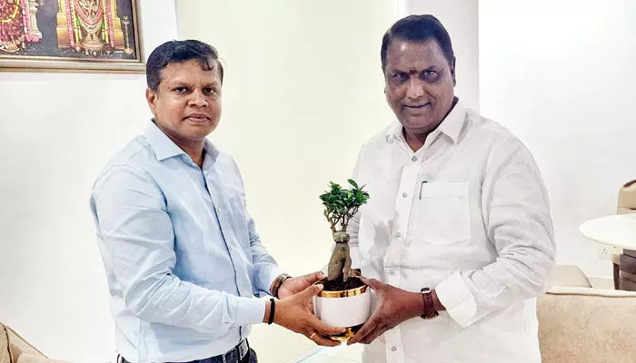 TG: బాధ్యతలు స్వీకరించిన గురుకులాల కొత్త కార్యదర్శి.. కీలక సూచనలు చేసిన మంత్రి అడ్లూరి TG: బాధ్యతలు స్వీకరించిన గురుకులాల కొత్త కార్యదర్శి.. కీలక సూచనలు చేసిన మంత్రి అడ్లూరి
