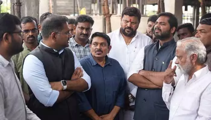 ఎంపీ హోదాలో వివరాలు అడిగితే సమాధానం చెప్పరా? ఎంపీ హోదాలో వివరాలు అడిగితే సమాధానం చెప్పరా?