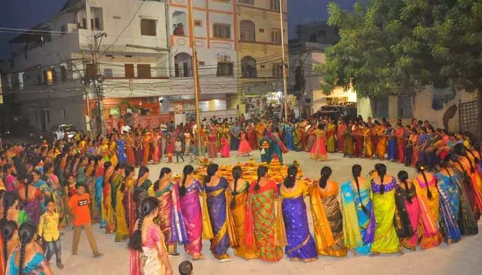 ఒక రోజు ముందు నుంచే బతుకమ్మ వేడుకలు.. ఆ గ్రామ ప్రత్యేకత ఇదే! ఒక రోజు ముందు నుంచే బతుకమ్మ వేడుకలు.. ఆ గ్రామ ప్రత్యేకత ఇదే!