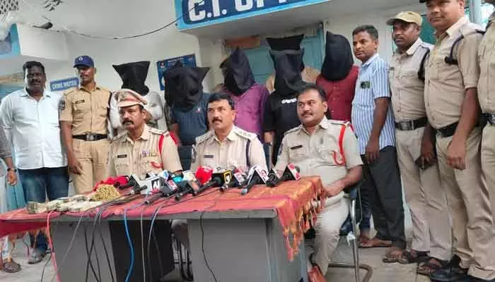 చోరీ కేసుల్లో ఏడుగురు నిందితుల అరెస్టు చోరీ కేసుల్లో ఏడుగురు నిందితుల అరెస్టు