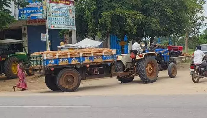 పట్టపగలే ఇసుక అక్రమ రవాణా పట్టపగలే ఇసుక అక్రమ రవాణా