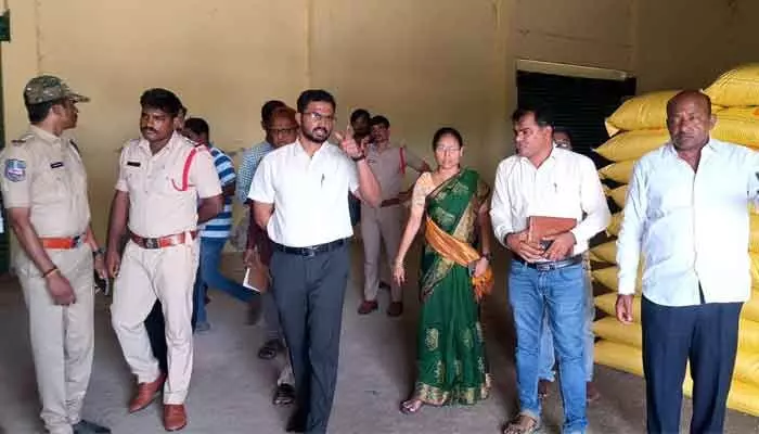 మరిపెడలో అదనపు కలెక్టర్ సుడిగాలి పర్యటన మరిపెడలో అదనపు కలెక్టర్ సుడిగాలి పర్యటన