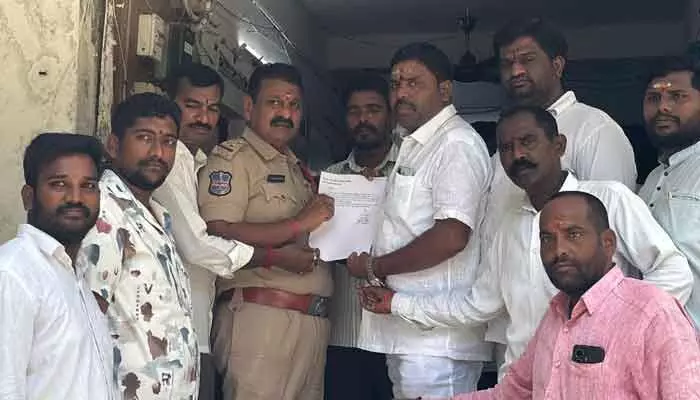 వేములవాడలో ఫ్లెక్సీ వివాదం వేములవాడలో ఫ్లెక్సీ వివాదం