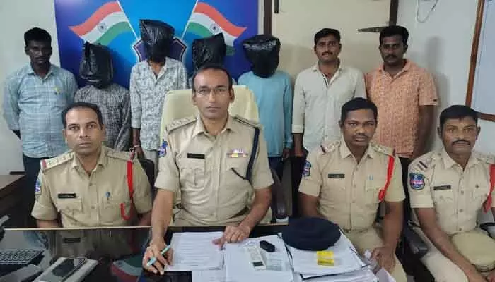 నలుగురు గంజాయి స్మగ్లర్ల అరెస్ట్ నలుగురు గంజాయి స్మగ్లర్ల అరెస్ట్