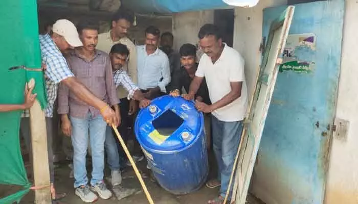 నాటుసారా తయారీ కేంద్రాలపై దాడులు నాటుసారా తయారీ కేంద్రాలపై దాడులు