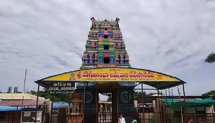 జోగులాంబ అర్చకుల సస్పెన్షన్ ను కొట్టివేసిన కోర్టు జోగులాంబ అర్చకుల సస్పెన్షన్ ను కొట్టివేసిన కోర్టు