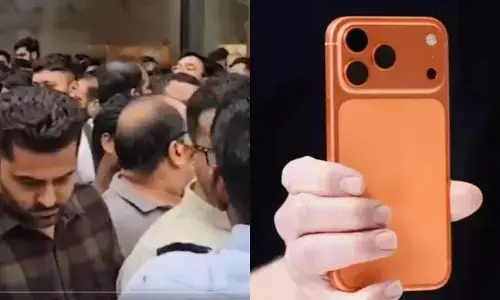 iPhone 17: యాపిల్‌ స్టోర్స్‌ ముందు క్యూ కట్టిన జనాలు