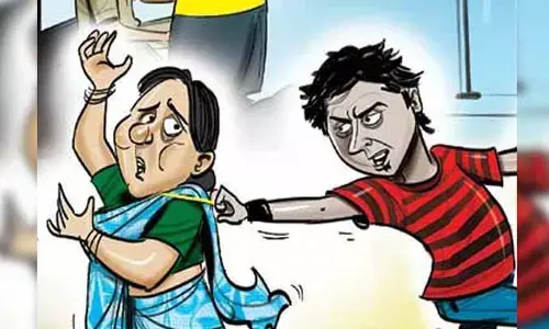నగరంలో రెచ్చిపోయిన దొంగలు.. వృద్ధురాలి కళ్లలో కారం కొట్టి బంగారం అపహరణ