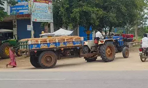 పట్టపగలే ఇసుక అక్రమ రవాణా