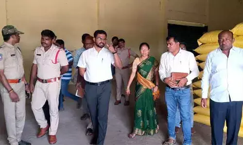 మరిపెడలో అదనపు కలెక్టర్ సుడిగాలి పర్యటన