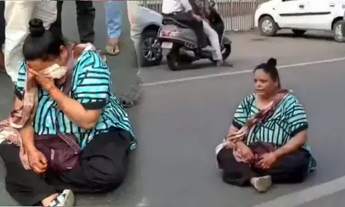 ఏందక్కా మరీ ఇలా ఉన్నావ్..! పానీ పూరీ ధర్నా.. నడిరోడ్డుపై యువతి నిరసన.. భారీగా ట్రాఫిక్ జామ్.. వీడియో వైరల్