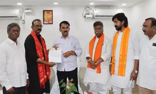 Boora Narsaiah Goud: మంత్రి జూపల్లిని కలిసిన బీజేపీ నేత బూర నర్సయ్య గౌడ్.. ఎందుకంటే?