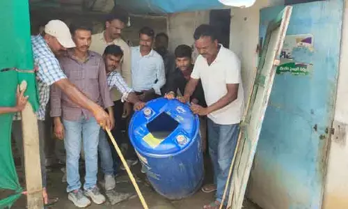 నాటుసారా తయారీ కేంద్రాలపై దాడులు