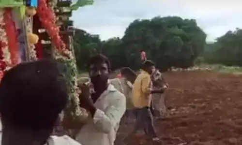 Viral Video : యజమాని అంత్యక్రియల్లో పాల్గొన్న ఎద్దు.. కన్నీరు పెట్టుకుంటూ వీడ్కోలు..