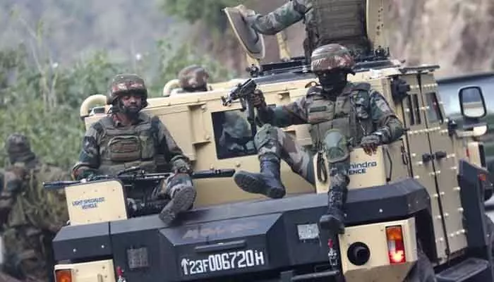 జమ్మూకశ్మీర్లో ఎదురుకాల్పులు.. భద్రతా బలగాల ట్రాప్లో ఏడుగురు ఉగ్రవాదులు జమ్మూకశ్మీర్లో ఎదురుకాల్పులు.. భద్రతా బలగాల ట్రాప్లో ఏడుగురు ఉగ్రవాదులు