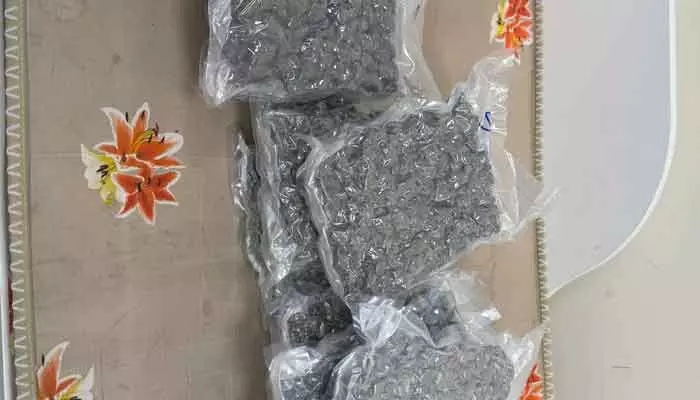 రూ.12 కోట్ల విలువైన హైడ్రో ఫోనిక్ పదార్థం సీజ్ రూ.12 కోట్ల విలువైన హైడ్రో ఫోనిక్ పదార్థం సీజ్