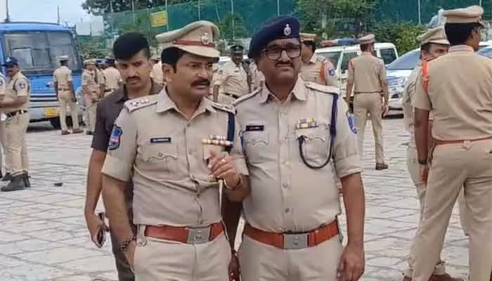 నేరాల నియంత్రణకే కార్డన్ సెర్చ్ : డీసీపీ శ్రీనివాస్ నేరాల నియంత్రణకే కార్డన్ సెర్చ్ : డీసీపీ శ్రీనివాస్
