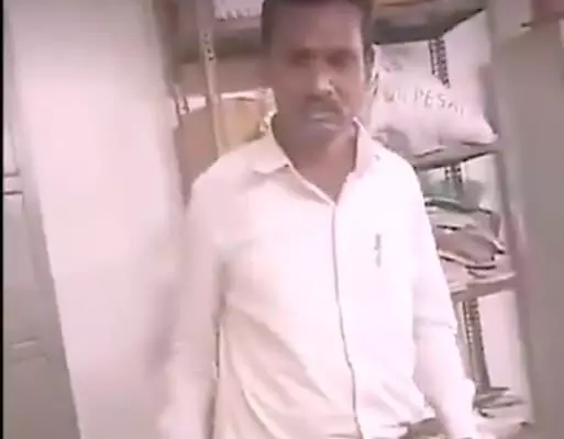 మద్యం మత్తులో హెడ్ మాస్టర్ వీరంగం.. డిప్యూటీ డీఈఓ ముందే హంగామా.. మద్యం మత్తులో హెడ్ మాస్టర్ వీరంగం.. డిప్యూటీ డీఈఓ ముందే హంగామా..