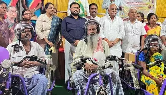 దివ్యాంగులకు ఉపకరణాలను పంపిణీ దివ్యాంగులకు ఉపకరణాలను పంపిణీ