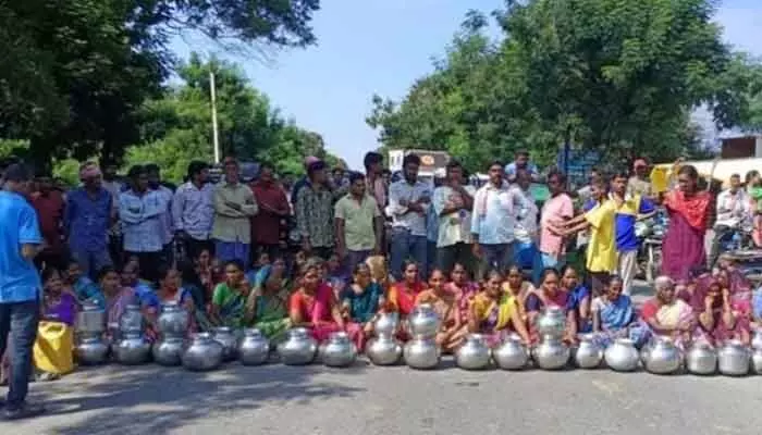 మంచినీటి కోసం మహిళల ధర్నా మంచినీటి కోసం మహిళల ధర్నా