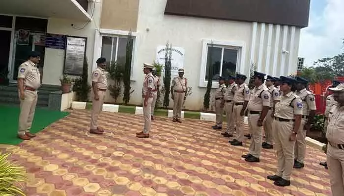 ఫిర్యాదారులతో స్నేహపూర్వకంగా మెలగాలి ఫిర్యాదారులతో స్నేహపూర్వకంగా మెలగాలి