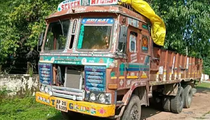 అర్థరాత్రి బ్లాక్ మార్కెట్ కు యూరియా అర్థరాత్రి బ్లాక్ మార్కెట్ కు యూరియా
