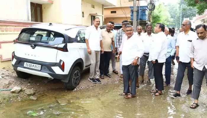 వరదల సమయంలో అప్రమత్తంగా ఉండాలి వరదల సమయంలో అప్రమత్తంగా ఉండాలి