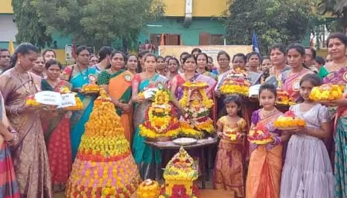 సంస్కృతి, సంప్రదాయాలకు ప్రతీక బతుకమ్మ సంస్కృతి, సంప్రదాయాలకు ప్రతీక బతుకమ్మ