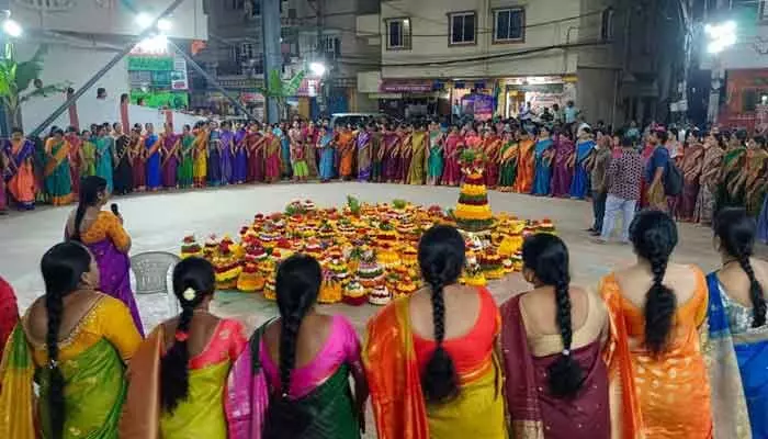 కూకట్ పల్లిలో ఘనంగా బతుకమ్మ వేడుకలు... కూకట్ పల్లిలో ఘనంగా బతుకమ్మ వేడుకలు...