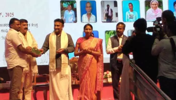 ఉత్తమ పట్టు పరిశ్రమ రైతుగా శక్రునాయక్ ఉత్తమ పట్టు పరిశ్రమ రైతుగా శక్రునాయక్