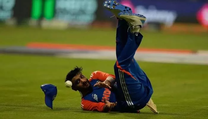 IND VS PAK : పాకిస్తాన్తో మ్యాచ్కు అక్షర్ పటేల్ డౌటే.. అసలు అతనికి ఏమైంది? IND VS PAK : పాకిస్తాన్తో మ్యాచ్కు అక్షర్ పటేల్ డౌటే.. అసలు అతనికి ఏమైంది?