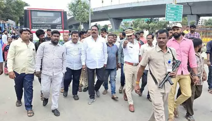చిరు వ్యాపారులను ఇబ్బందులకు గురిచేయొద్దు చిరు వ్యాపారులను ఇబ్బందులకు గురిచేయొద్దు