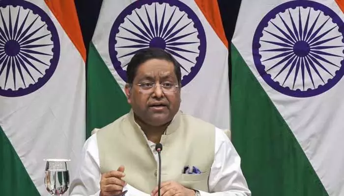 మానవతా సమస్యలు సృష్టిస్తుంది.. హెచ్1బీ వీసా ఫీజు పెంపుపై భారత్ రియాక్షన్ మానవతా సమస్యలు సృష్టిస్తుంది.. హెచ్1బీ వీసా ఫీజు పెంపుపై భారత్ రియాక్షన్