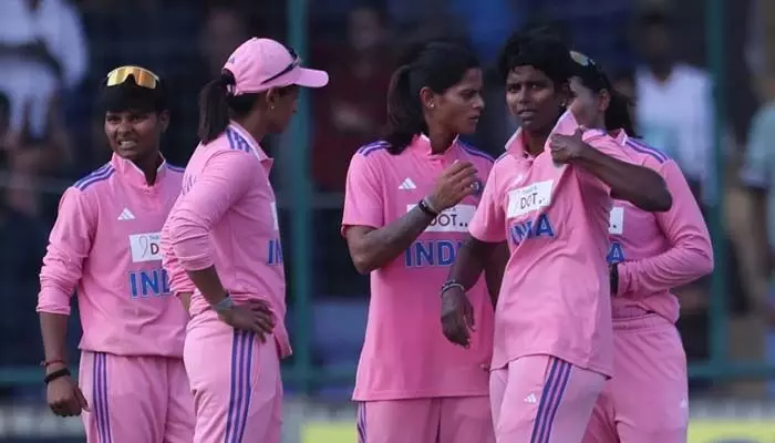 IND-W vs AUS-W : మూడో వన్డేలో భారత్ పోరాటం వృథా.. వన్డే సిరీస్ ఆస్ట్రేలియా మహిళలదే IND-W vs AUS-W : మూడో వన్డేలో భారత్ పోరాటం వృథా.. వన్డే సిరీస్ ఆస్ట్రేలియా మహిళలదే