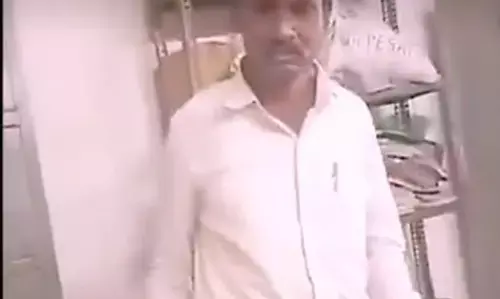 మద్యం మత్తులో హెడ్‌ మాస్టర్ వీరంగం.. డిప్యూటీ డీఈఓ ముందే హంగామా..