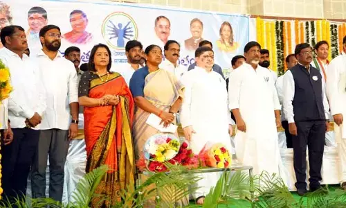బస్సుల్లో ఆడవాళ్లు కొట్టుకుంటున్నట్లు బీఆర్ఎస్ దొంగ వీడియోలు.. మంత్రి సీతక్క తీవ్ర ఆరోపణలు