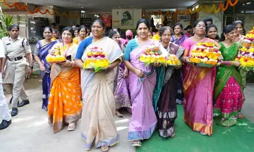 Seethakka: 15 ఏళ్లు పూర్తి చేసిన అమ్మాయిలకు ప్రత్యేక సంఘాలు: మంత్రి సీతక్క కీలక వ్యాఖ్యలు