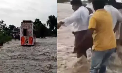 వరద ప్రవాహంలోకి బస్సు.. 50 మంది ప్రయాణికులకు తప్పిన పెను ప్రమాదం