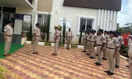 ఫిర్యాదారులతో స్నేహపూర్వకంగా మెలగాలి