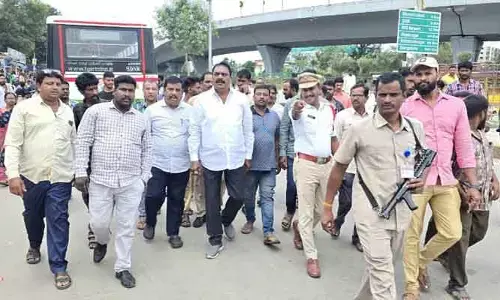 చిరు వ్యాపారులను ఇబ్బందులకు గురిచేయొద్దు