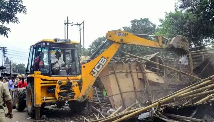 గాజులరామారంలో హైటెన్షన్.. హైడ్రా జేసీబీలపై రాళ్ల దాడి గాజులరామారంలో హైటెన్షన్.. హైడ్రా జేసీబీలపై రాళ్ల దాడి