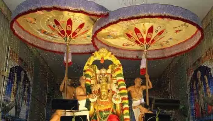 శ్రీవారి గొడుగుల ఊరేగింపులో కానుకలు ఇవ్వకండి: భక్తులకు టీటీడీ కీలక సూచన శ్రీవారి గొడుగుల ఊరేగింపులో కానుకలు ఇవ్వకండి: భక్తులకు టీటీడీ కీలక సూచన
