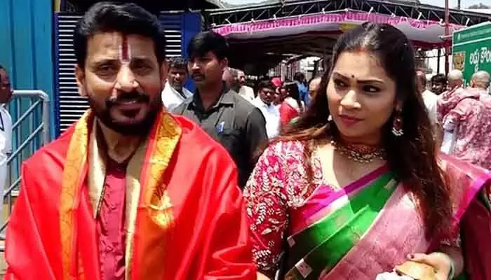 నా రాజా కోసమే బిగ్ బాస్ ఛాన్స్ వదులుకున్నా.. ఆయనను వదిలి ఒక్కరోజు కూడా ఉండలేను: దివ్వెల మాధురి నా రాజా కోసమే బిగ్ బాస్ ఛాన్స్ వదులుకున్నా.. ఆయనను వదిలి ఒక్కరోజు కూడా ఉండలేను: దివ్వెల మాధురి
