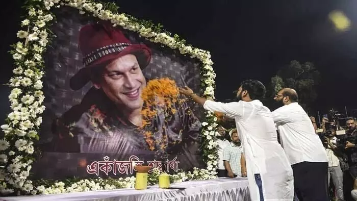 ప్రముఖ సింగర్ మరణం.. కదిలొచ్చిన రాష్ట్రం.. అంతిమ యాత్రలో కిలోమీటర్ల మేర జనం (వీడియో) ప్రముఖ సింగర్ మరణం.. కదిలొచ్చిన రాష్ట్రం.. అంతిమ యాత్రలో కిలోమీటర్ల మేర జనం (వీడియో)