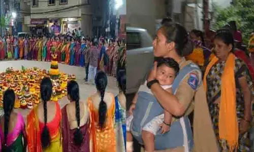 చంటిబిడ్డతో బతుకమ్మ విధులకు హాజరైన లేడీ కానిస్టేబుల్