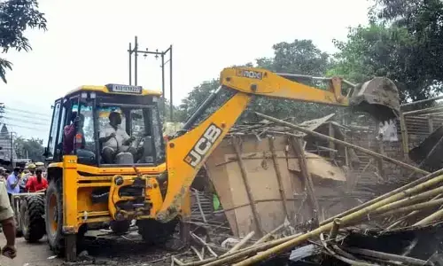గాజులరామారంలో హైటెన్షన్‌.. హైడ్రా జేసీబీలపై రాళ్ల దాడి