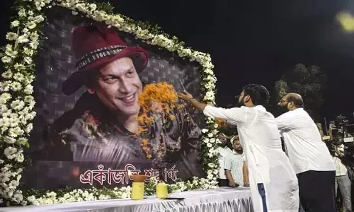 ప్రముఖ సింగర్ మరణం.. కదిలొచ్చిన రాష్ట్రం.. అంతిమ యాత్రలో కిలోమీటర్ల మేర జనం (వీడియో)