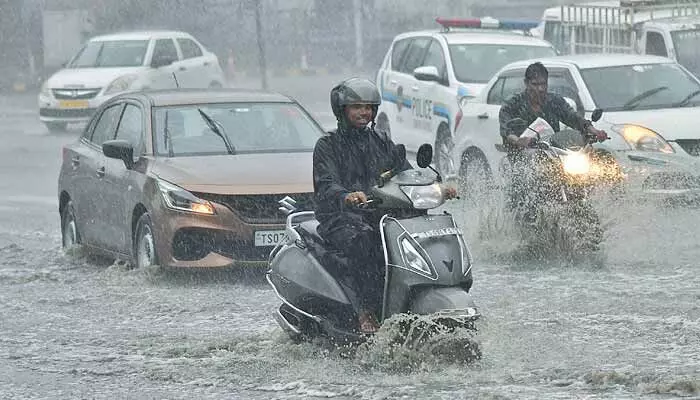 Heavy Rain: హైదరాబాద్ లో భీకర వాన.. ఈ జిల్లాల్లో నేడు రేపు భారీ వానలు Heavy Rain: హైదరాబాద్ లో భీకర వాన.. ఈ జిల్లాల్లో నేడు రేపు భారీ వానలు