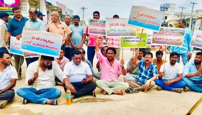 తిరుమలగిరిలో ఫ్లైఓవర్ పనులు ఆపాలి తిరుమలగిరిలో ఫ్లైఓవర్ పనులు ఆపాలి